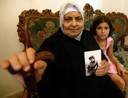والدة الشهيدة تحمل صورتها والى جانبها حفيدتها دلال المغربي (هيثم الموسوي)