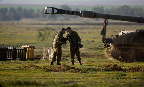 جنود الاحتلال على مشارف غزة أمس (سبيستيان شاينر - أ ب)