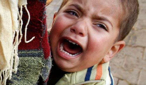طفل فلسطيني يبكي خلال تشييع أحد الشهداء في خان يونس جنوب قطاع غزة أمس (ابراهيم أبو مصطفى - رويترز)