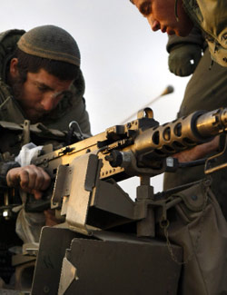 جندي إسرائيلي يحضّر آلة الموت على الحدود مع غزّة أمس (ميناحيم كاهانا ـــ أ ف ب)