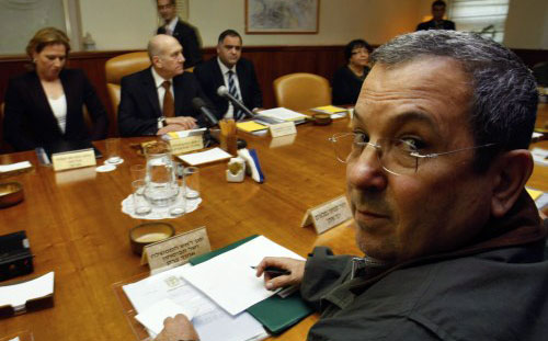 باراك خلال الاجتماع الأسبوعي للحكومة الإسرائيلية في القدس المحتلة الأحد الماضي (دايفد سلفرمان - رويترز)