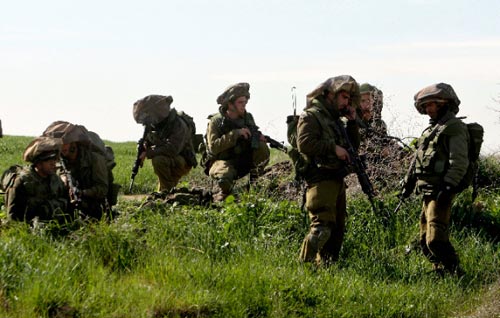 جنود إسرائيليون عند حدود قطاع غزة أمس (رونين زفولون ـ رويترز)