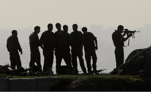 جنود اسرائيليّون يقفون على تلة مطلّة على قطاع غزّة (جاك غيز، ا ف ب)