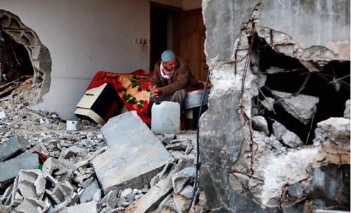 لم يبق لهذا الفلسطيني سوى سريره بعد أن هدمت الغارات الاسرائيلية منزله (جيري لامبن - أ ب)
