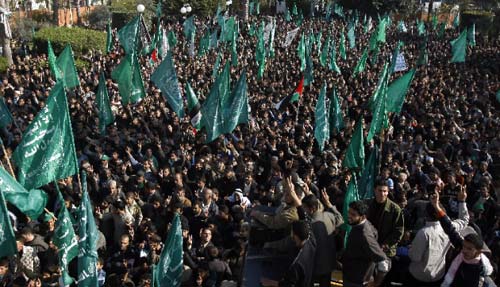تظاهرة لـ «حماس» احتفالاً بنصرها على إسرائيل في غزة أمس (محمود حمص - أ ف ب)