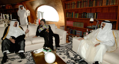 القذافي يتوسط الشيخ حمد والملك عبد الله في الدوحة أمس (رويترز)