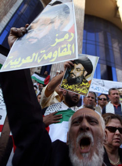 صور لنصر الله في ذكرى النكبة أمام نقابة الصحافة في القاهرة أمس (عمر دلش ــ رويترز)