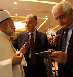 عمر غندور وابراهيم الحلبي وعبد الناصر الجبري قبيل إعلان لائحة المعارضة في دائرة بيروت الأولى أمس (بلال جاويش) 