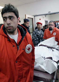 وصول إحدى الجثث إلى مستشفى بيروت الحكومي (مروان بو حيدر)