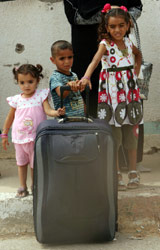 أطفال فلسطينيون ينتظرون عبور معبر رفح أول من أمس (سعيد خطيب ـ أ ف ب)