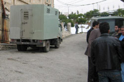 سيارة نقل سجناء أمام سجن زحلة (أرشيف)