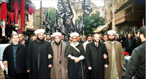 ممثلو هيئات اسلامية في مسيرة استنكارا لاهانة القرآن في طرابلس