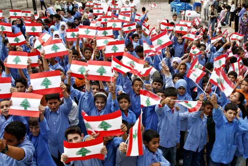 الطلاب حاملين الأعلام اللبنانية في مدرسة أنصرية أمس (أ ب)