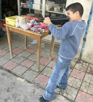 الألعاب الخطرة بيد طفل في الهرمل