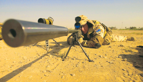 بندقية حربية مجهّزة بكاتم صوت وجندي من قوات “التحالف” في العراق (أرشيف)