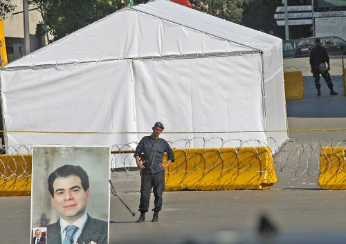 الخيمة التي تغطي سيارة الوزير الشهيد وسيارة الفيات التي اصطدمت بها (بلال جاويش)