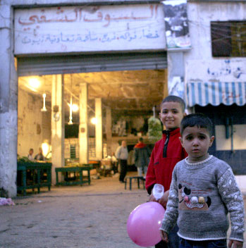 أطفال المخيم أمام مركز “صامد” في مخيم برج البراجنة أمس (مروان طحطح)