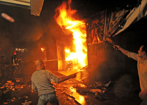 احراق محلات تجارية في منطقة صبرا مساء أمس(مروان طحطح)