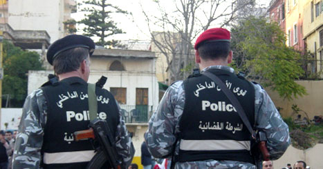 عنصران من الشرطة القضائية يساهمان في الحفاظ على النظام