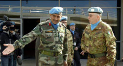 نائب قائد اليونيفيل  الجنرال نهر اجاي براكانش يرحب بالقائد الجديد الجنرال الايطالي كلاوديو غراسيانو 