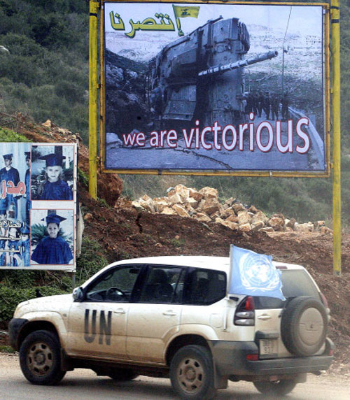احدى اللوحاتالتي رفعها حزب الله في الناقورة(بلال جاويش)