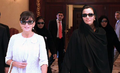 السيّدة الأذربيجانية الأولى مهريبان علييف والشيخة موزة بنت ناصر المسند لدى حضورهما إلى المؤتمر (أ ف ب)