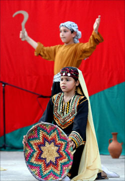لوحة راقصة لفرقة الكوفية للتراث الشعبي الفلسطيني (مروان طحطح)