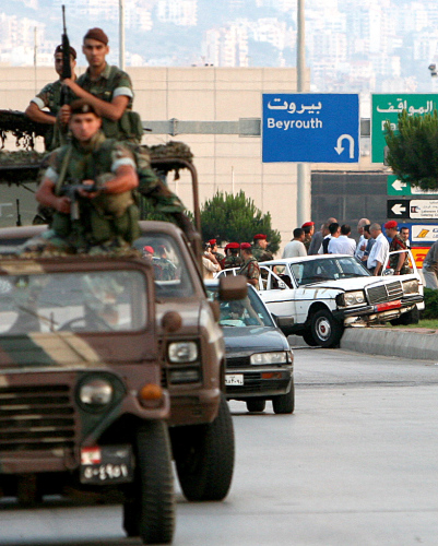 عناصر من الجيش على طريق المطار بعد حادث  أول من أمس (مروان طحطح)