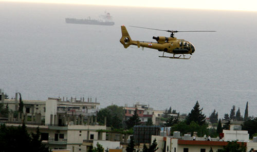 بارجة ومروحية للجيش اللبناني تشاركان في معارك مخيم نهر البارد (وائل اللادقي)