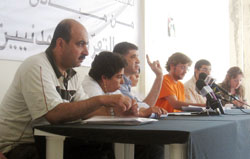 المتحدثون في المؤتمر الصحافي لـ {حركة المقاومة المدنية» في مخيم البدّاوي