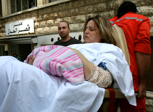 الزميلة «الأم» مريم البسام ورضيعتها ياسمينة محمولتان إلى قصر العدل (بلال جاويش)