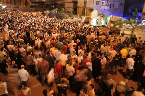 حشد من المواطنين يشاهدون البانوراما