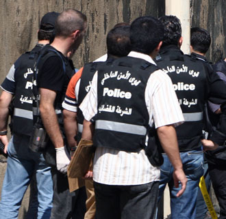 عناصر من الشرطة القضائية خلال قيامهم بمهامهم (وائل اللادقي)