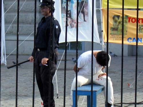 عمل فنّي ضمن نشاط لمناهضة التعذيب في السويد عام 2004 (www.clearharmony.net)