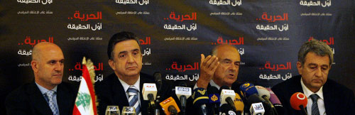 وكلاء الضباط الأربعة خلال المؤتمر الصحافي أمس (مروان طحطح)