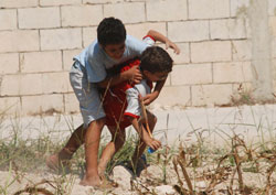 طفلان يتعاركان في أحد الاحياء الشعبية في منطقة صور (حسن بحسون)