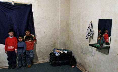 لاجئون عراقيون داخل كوخ في صور (أرشيف)