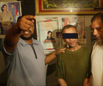 اسماعيل (في الوسط) موقوفاً بين مسؤولين فلسطينيين في البداوي