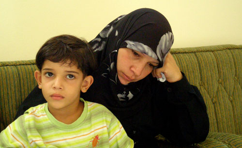 والدة الطفل الشهيد محمد ناجي مع شقيقه سعيد (علي محمد)