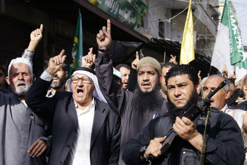 القيادي في عصبة الأنصار (الثالث من اليسار) أبو شريف عقل (رويترز)