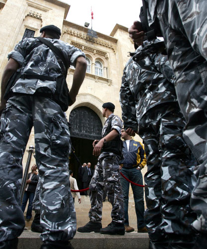 عناصر أمنية أمام مدخل المجلس النيابي (وائل اللادقي)