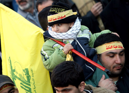 طفل يرفع راية حزب الله في مسبرة عاشوراء في الضاحية (مروان طحطح)