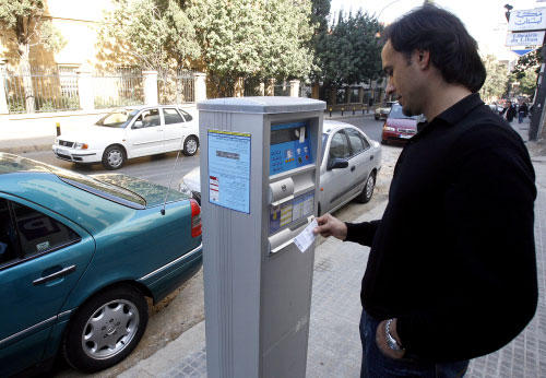 مواطن محتار لكيفية استخدام الماكينة المخصصة لدفع بدل ايقاف السيارات (مروان طحطح)