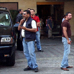 رجال أمن أمام الفندق الذي أوقف فيه مرعي (أرشيف)