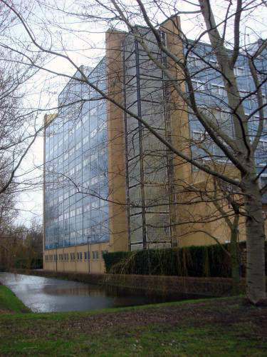 بركة مياه تحيط بمبنى المحكمة في ليدسكندام ـــ فوربرغ (خاص “الأخبار”)