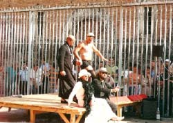 عرض مسرحي يقدّمه نزلاء سجن فولتيرا الإيطالي عام 2002