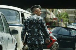 شرطي في قوى الامن يجول في شوارع المدينة (ع.ن)