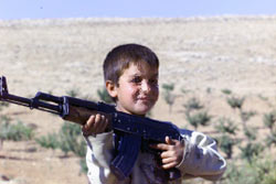 بندقية كلاشنيكوف بيد طفل (أرشيف)