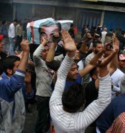 محتجون يرفعون صورة الرئيس رفيق الحريري في طرابلس