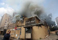 الحريق يلتهم مبنى تلفزيون المستقبل في الروشة (هيشم الموسوي)
